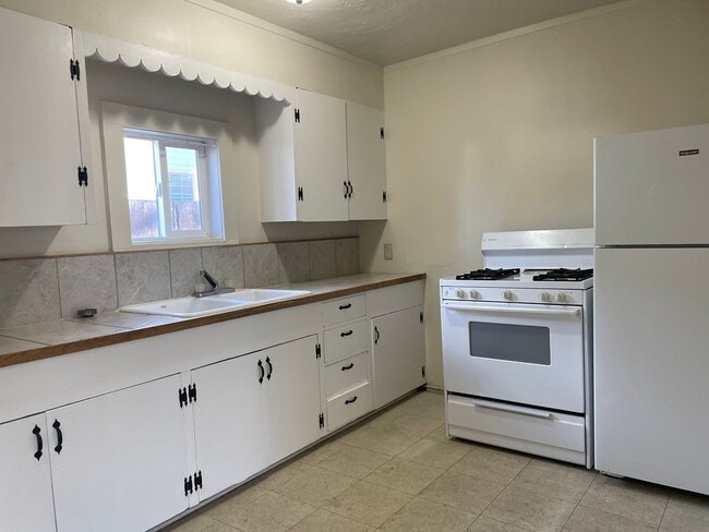 Building Photo - Cute 1 Bedroom 1 Bath Apartment