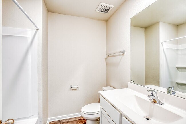 Building Photo - 400 Lynn Lotus Dr