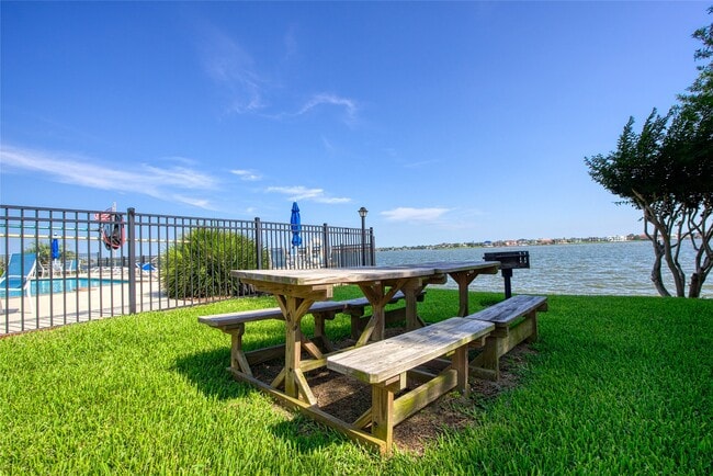 Building Photo - 307 Yacht Club Ln