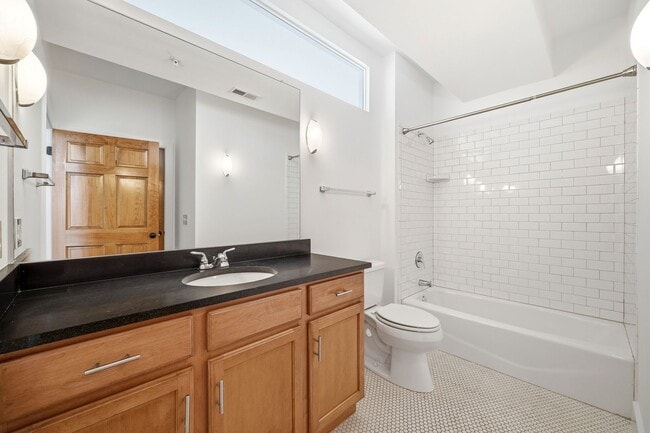 Building Photo - 211 Cream St