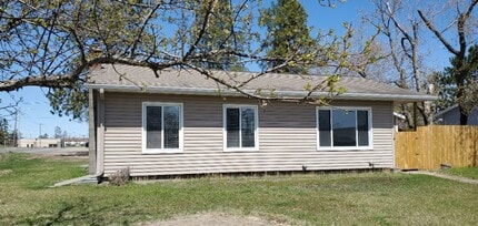 Building Photo - 5 Bedroom Updated Home