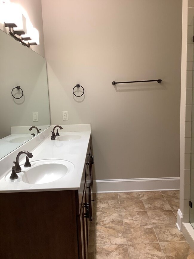 Building Photo - Newly Renovated! Music Row Gated Condo