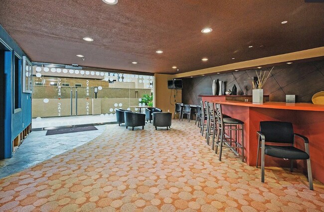 Building Photo - $2,900 - 2 Bedroom, 2 Bathroom Condo in the Heart of UTC La Jolla