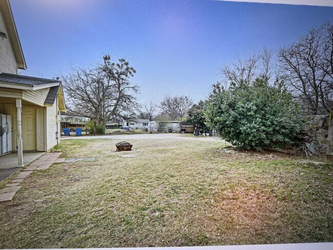 Building Photo - Move in special $500.00 Off 1st month rent!! Country style living on the hill but within the city