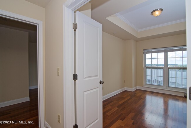 Building Photo - 400 E Bay St