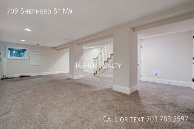 Building Photo - Spacious 4 Bedroom House in Washington, DC!