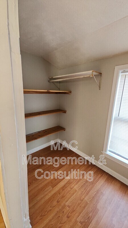 Building Photo - 311 S Mark Twain St