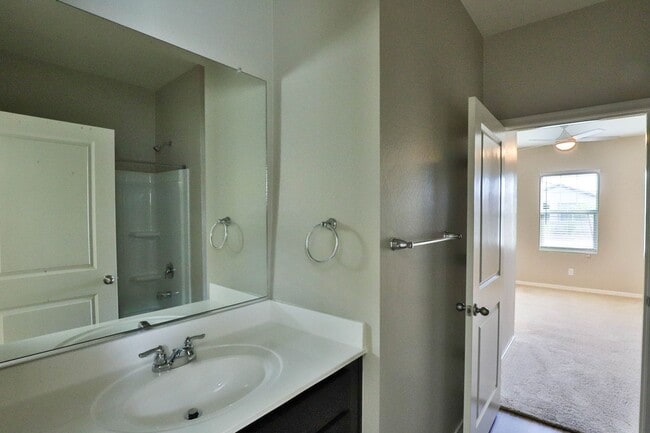 Building Photo - Spacious 4 bed 3 bath