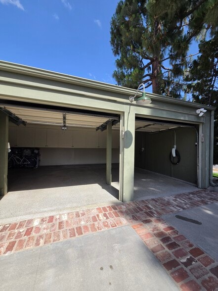 Building Photo - 245 Mesa Dr