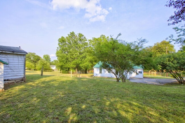 Building Photo - 611 Holston Creek Church Rd