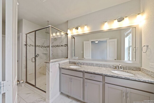 Building Photo - 215 E Courtland Pl