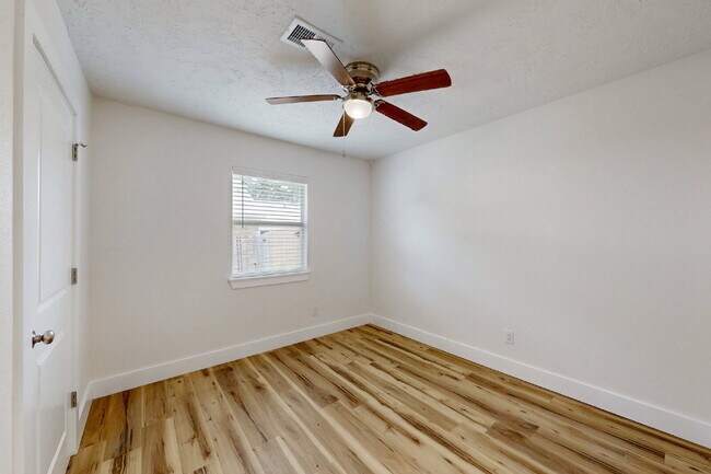 Building Photo - 3/2 Move-In Ready with Washer, Dryer, Refrigerator & Lawn Care Included!