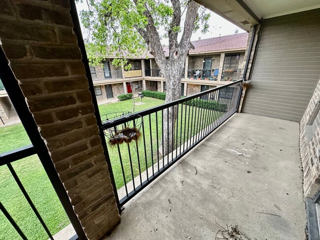 Building Photo - 2 Bedroom Condo Walking Distance to Baylor...