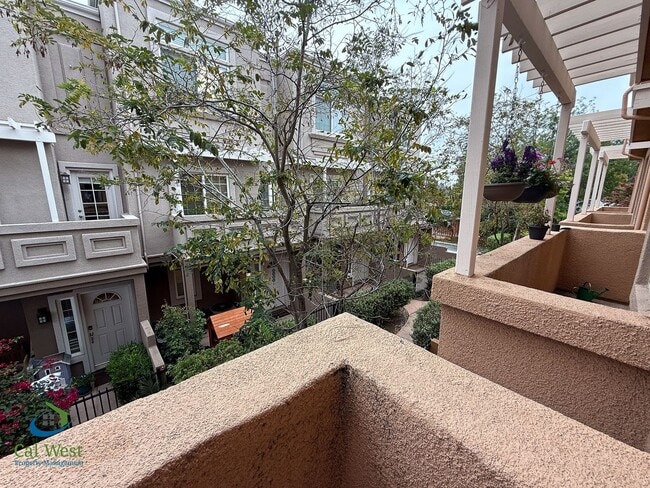 Building Photo - $3195 - Tri-level Town modern townhome in ...