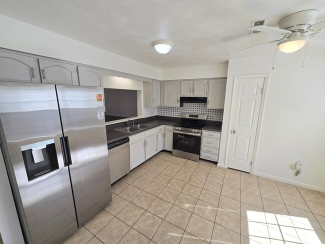 Building Photo - STUNNING TWO STORY 3 BEDROOM/ 2.5 BATH TOW...