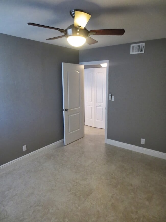 Building Photo - 115 Lake Emerald Dr