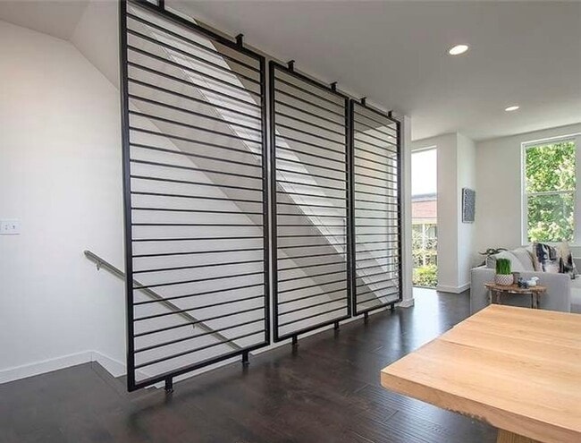 Building Photo - 4bd/4ba Townhouse in Queen Anne