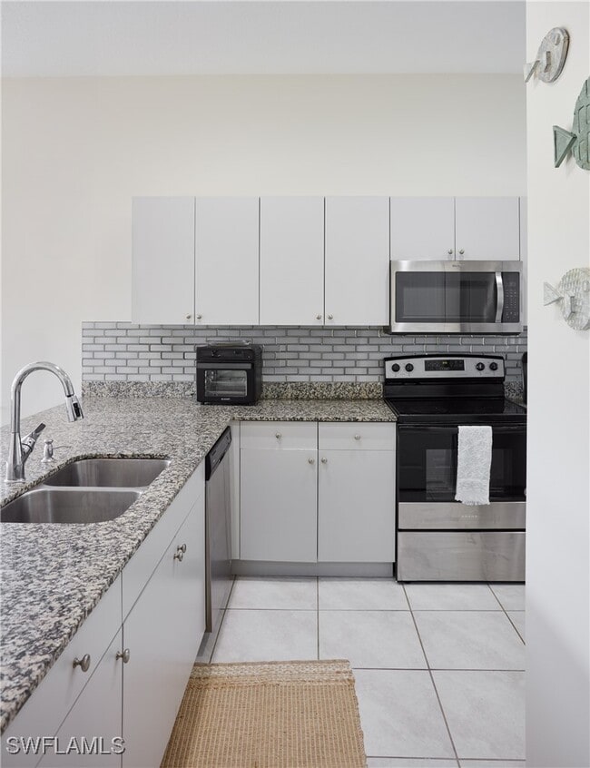 Building Photo - 5563 Useppa Dr