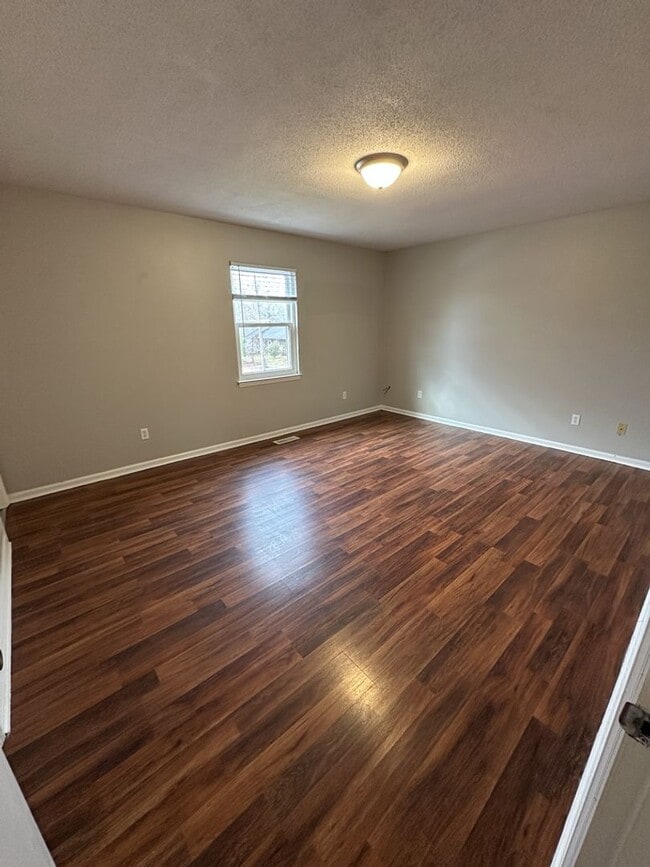 Building Photo - 3 Bedroom Townhome in Hixson Tennessee! Pet-friendly!