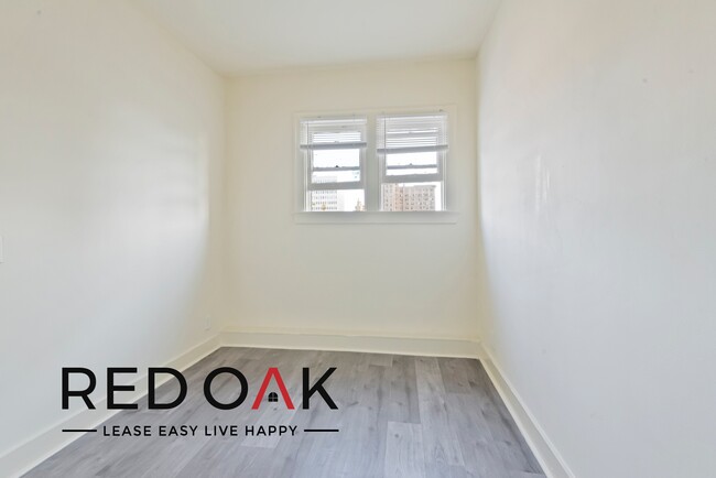 Building Photo - Inviting Top Floor One Bedroom Featuring H...