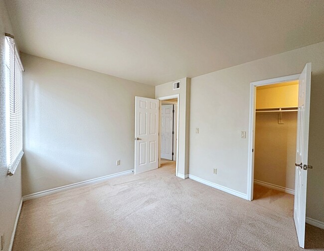 Building Photo - 3 BEDROOM, 2 BATH DOWNSTAIRS CONDO IN GUARD GATED COMMUNITY