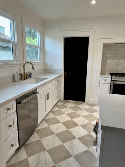 Building Photo - 1121 N Heliotrope Dr