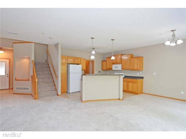 Building Photo - 3 br, 3 bath Townhome - 191 Larpenteur Ave E