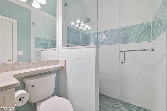 Building Photo - 5000 Royal Shores Dr