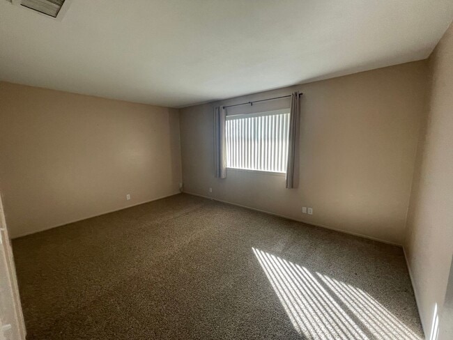 Building Photo - Apple Valley-Cute Starter Home- 2 Bedrooms, 2 Bathrooms, All Appliances Included, Fully Fenced