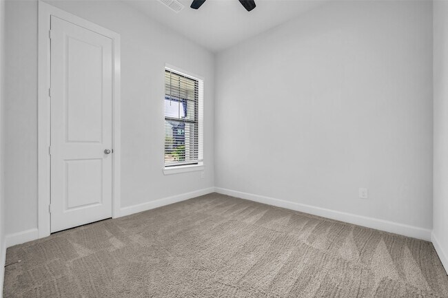 Building Photo - 1535 Park Path Dr