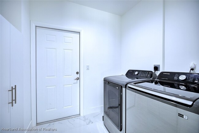 Building Photo - 827 Renault Ave