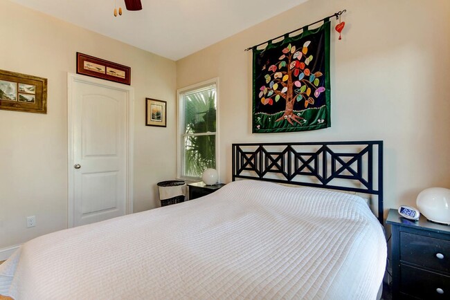 Building Photo - Furnsihed 3 bed 2.5 bath on 31st Street