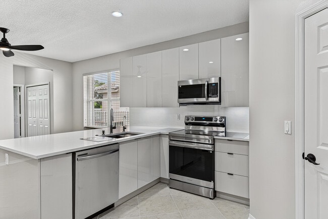 Building Photo - 12325 Cascades Pointe Dr