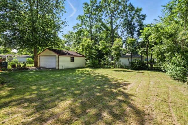 Building Photo - 429 W Bernhard Ave