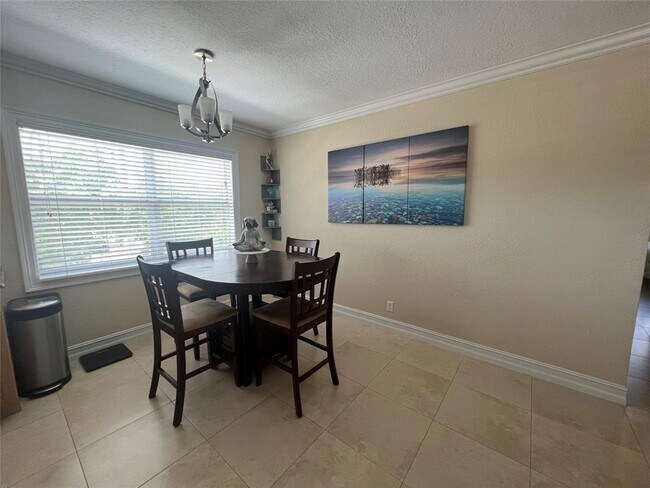 Building Photo - 1221 SE 3rd St