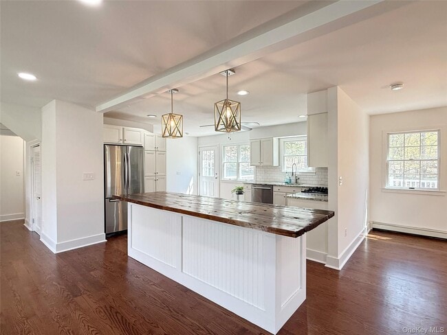 Building Photo - 18 Bayles Ave