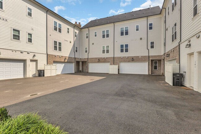 Building Photo - Rent Unfurnished or Fully Furnished - 4 Be...