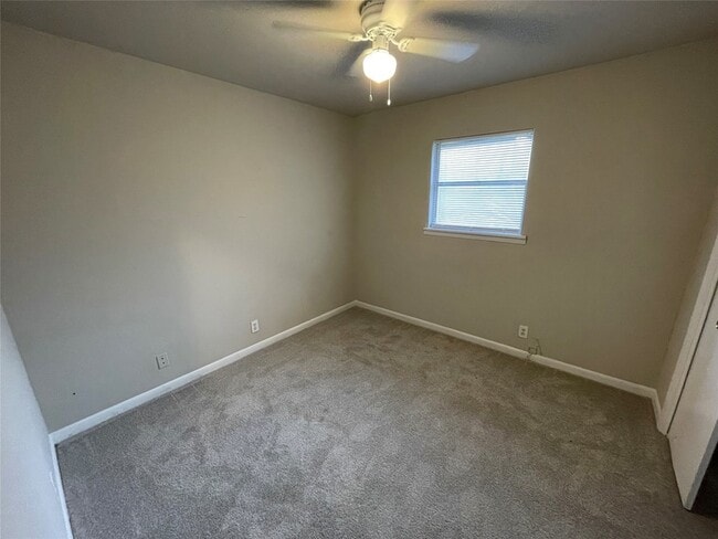 Building Photo - 905 La Salle Dr