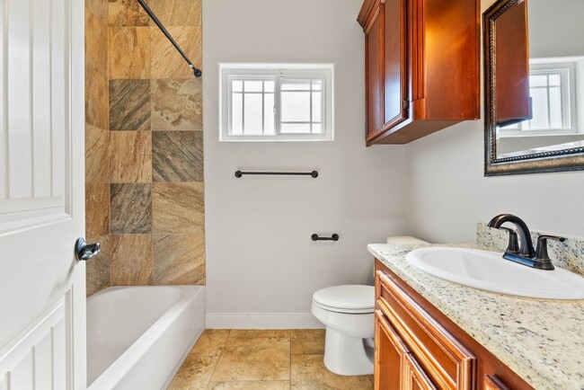 Building Photo - 4 Bedroom 3 Bath on the Island