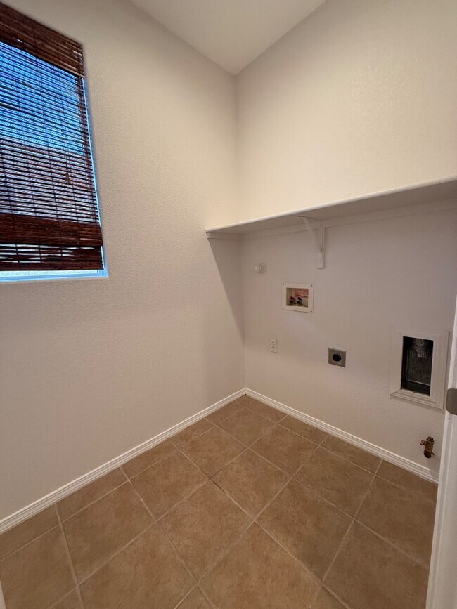 Building Photo - 2148 Vista de Colinas Dr SE