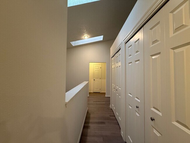 Building Photo - Stunning 3 Bed, 2 Bath Home near Riverside...