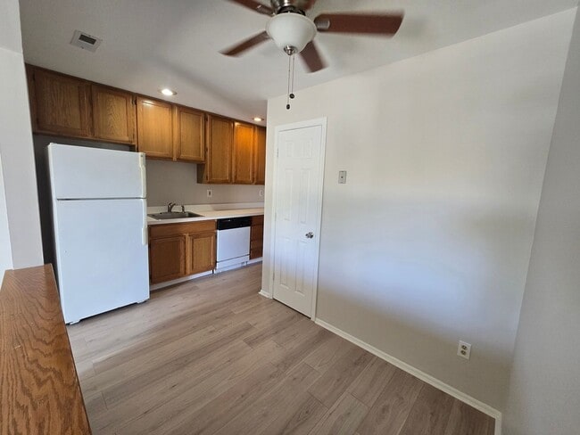 Building Photo - Commuter's delight! Freshly painted, 2-bed...