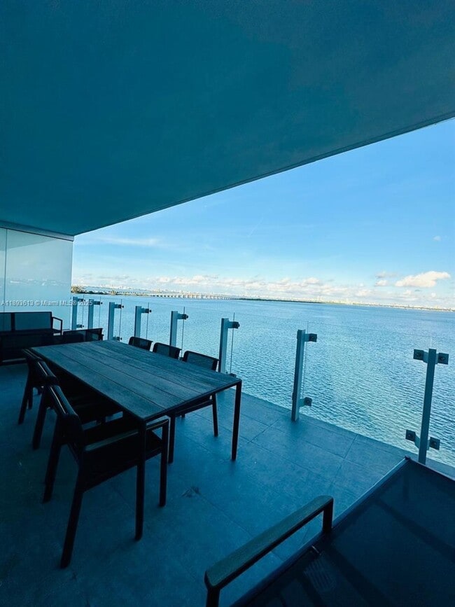 Building Photo - 700 NE 26th Terrace