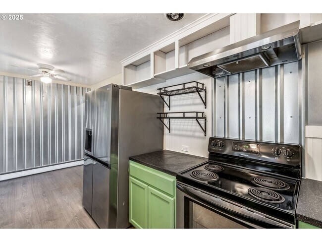 Building Photo - Classic Hillsboro Home with Two Spacious B...