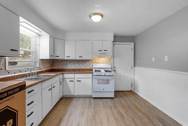 Building Photo - Charming Updated 2 Bed, 1 Bath Ranch – A H...