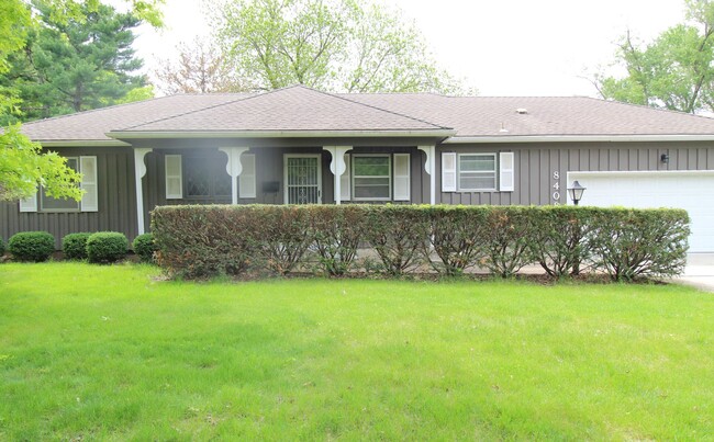 Building Photo - 3 Bedroom 2 Bath Home In Overland Park