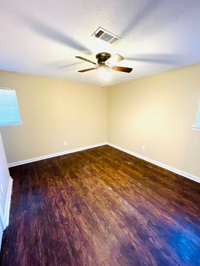 Building Photo - ** 3 Bed 2 Bath located off Wares Ferry ro...