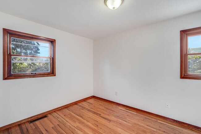 Building Photo - Charming 3 bed, 1.5 bath rental home in SE Portland!
