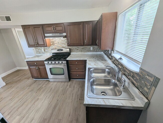 Building Photo - Farmview Vista - Section 8 Friendly!