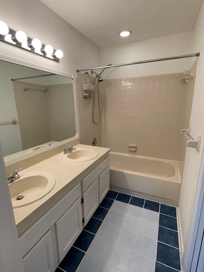 Building Photo - 8043 SE Highpoint Way